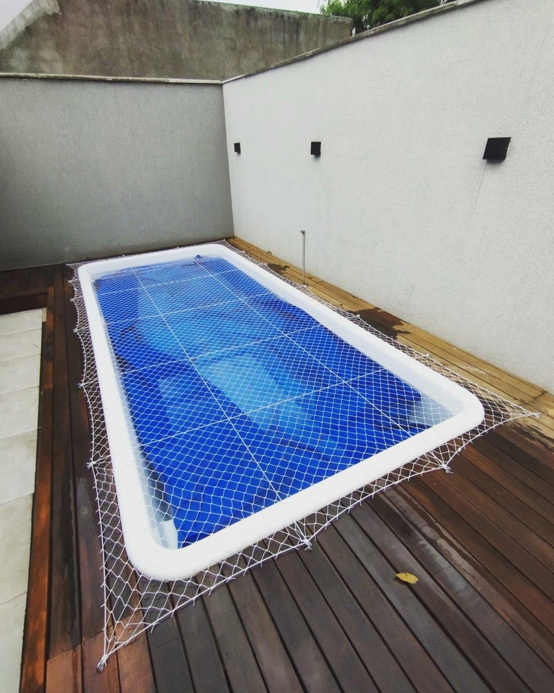 Rede instalada para proteção de piscina