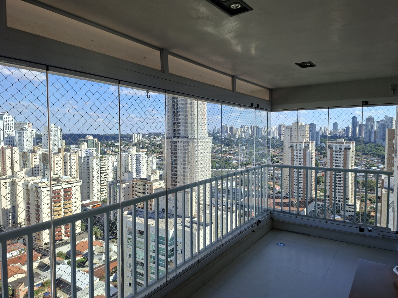 Sacada protegida por rede instalada pela BM Redes, com vista de Goiânia